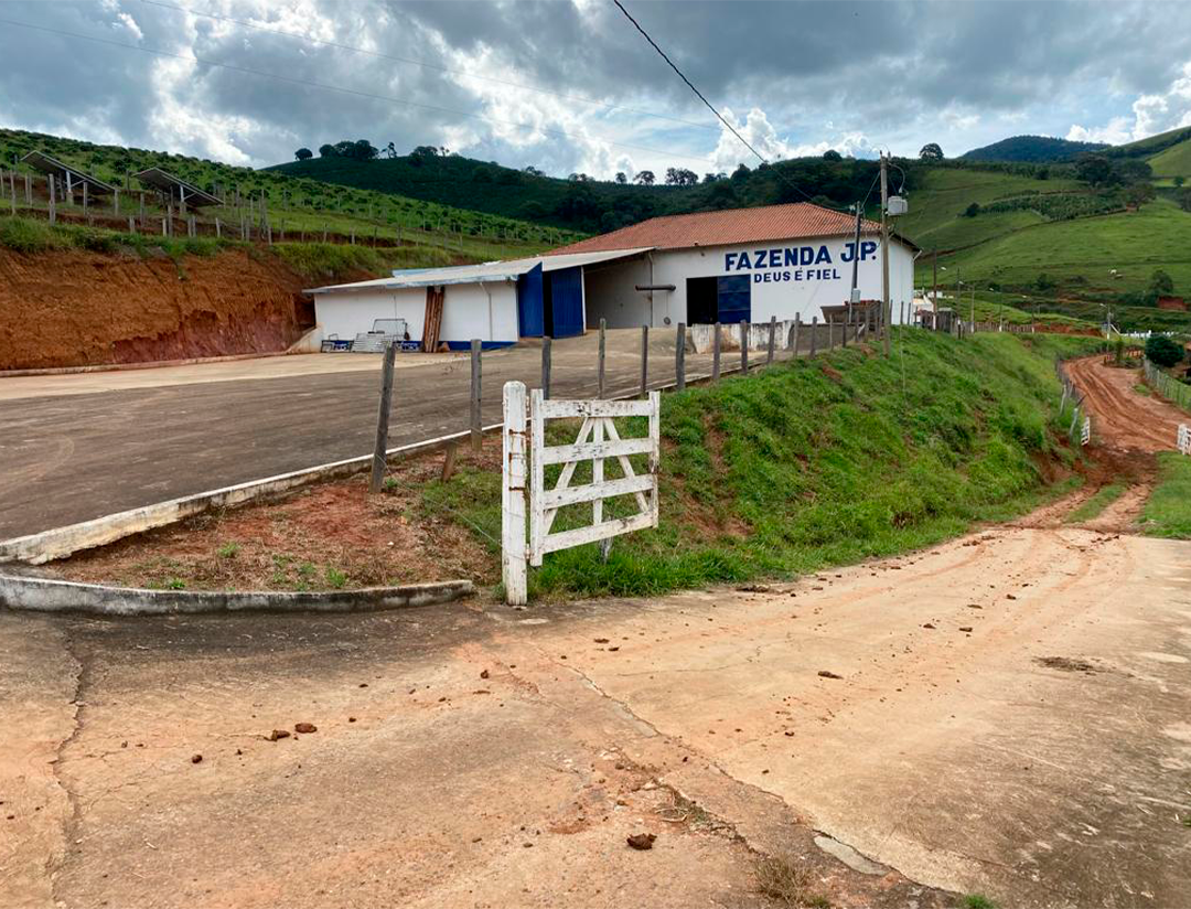 Entrada da Fazenda JP com galpão principal